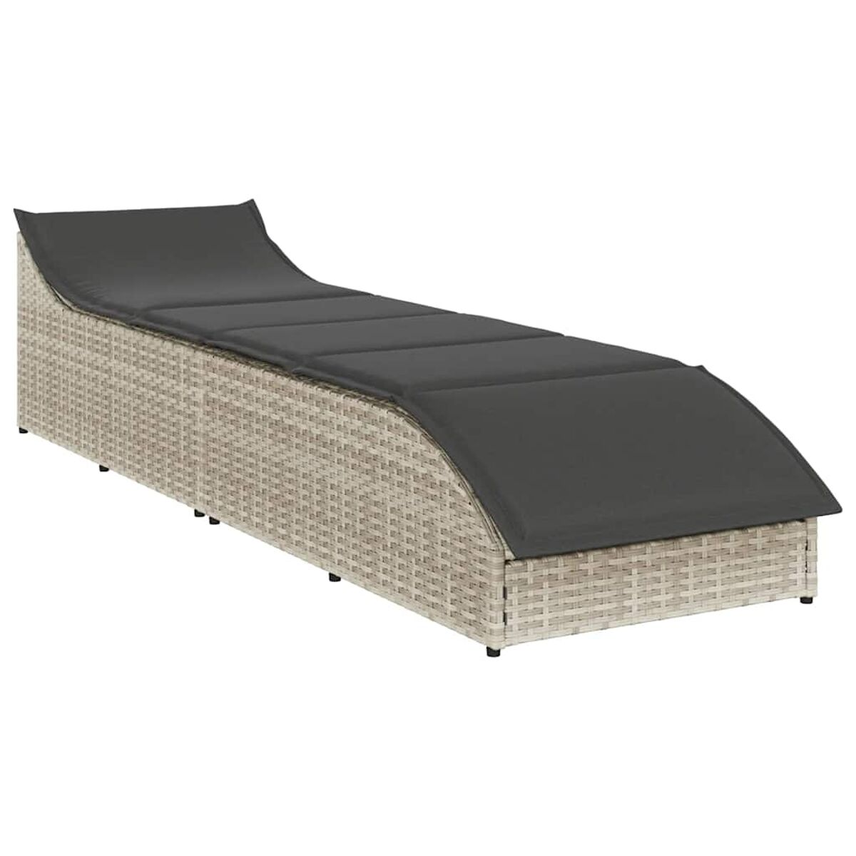 Lettino prendisole in vimini. Vimini grigio con cuscino grigio e poggiatesta curvo. Isolato.