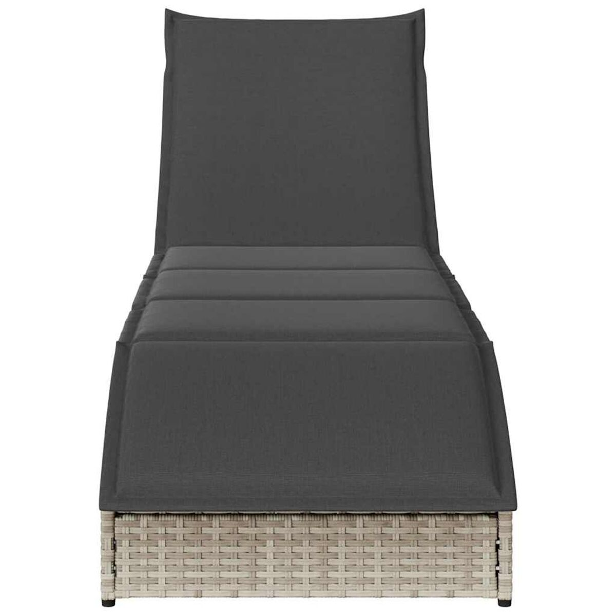 Lettino grigio da esterno con base in vimini e cuscino grigio scuro. Sfondo bianco.