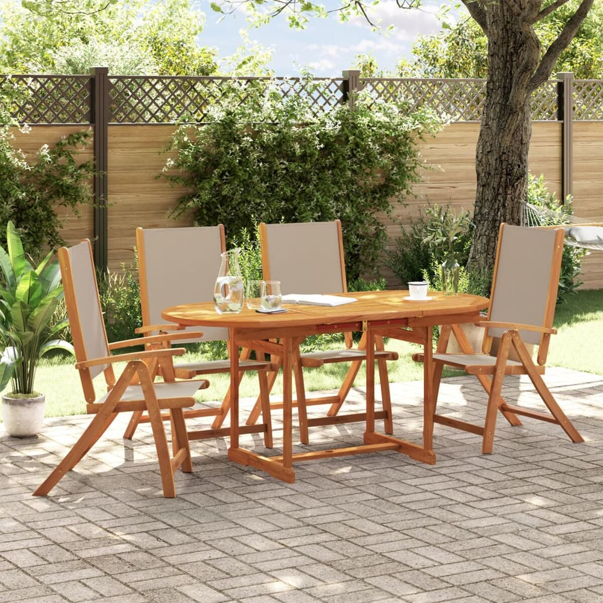Set da pranzo all'aperto con quattro sedie. Tavolo e sedie in legno. Un patio in pietra sullo sfondo.