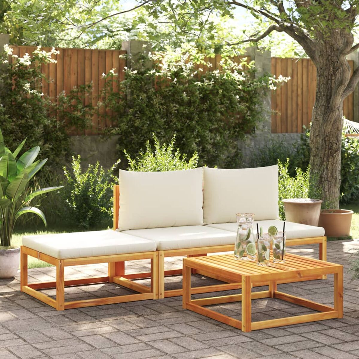 Outdoor-Terrassenset aus Holz. Sofa mit zwei Teilen, Couchtisch, Getränke und Pflanzen.