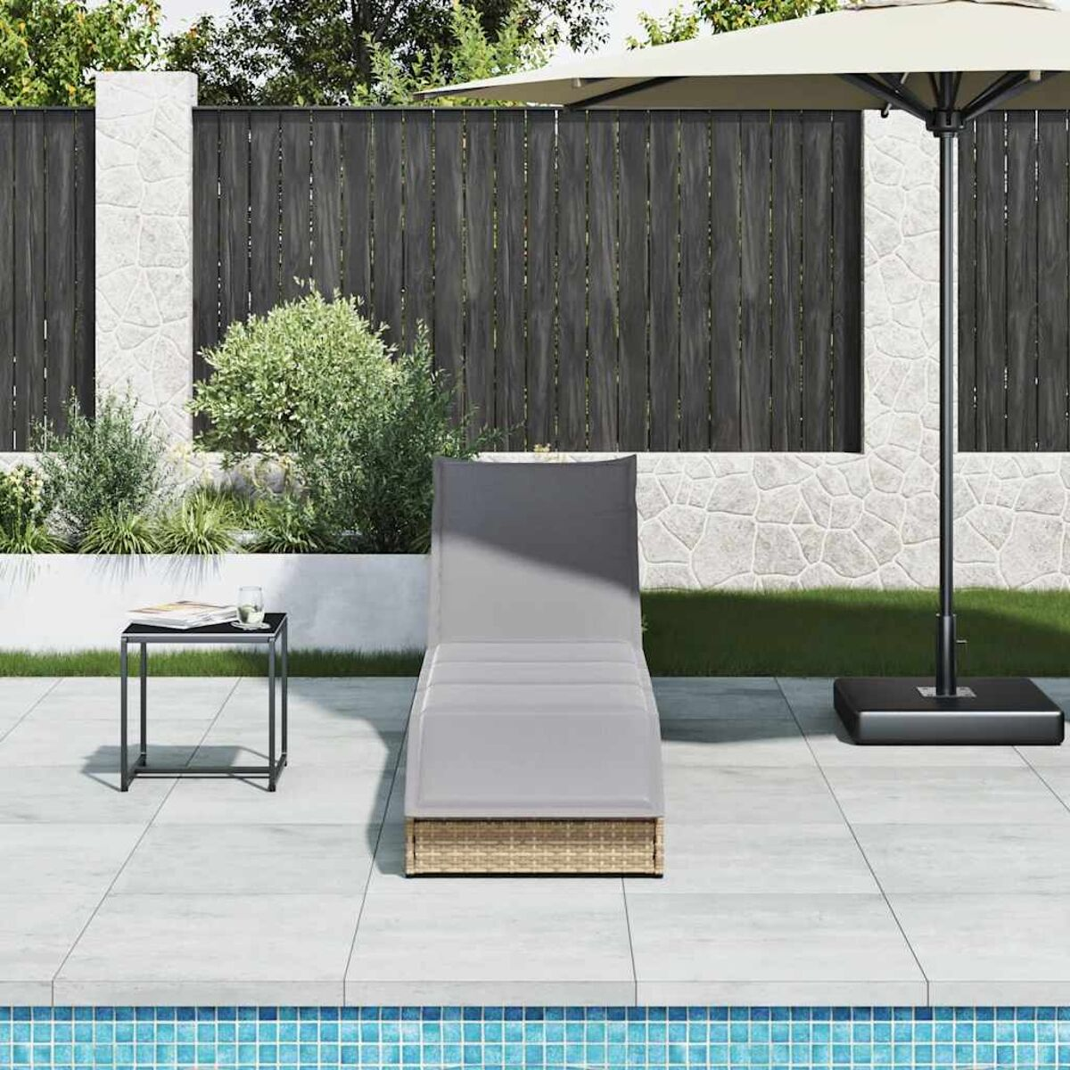 Szene im Freien mit Sonnenliege, Tisch, Sonnenschirm und Zaun, am Pool.