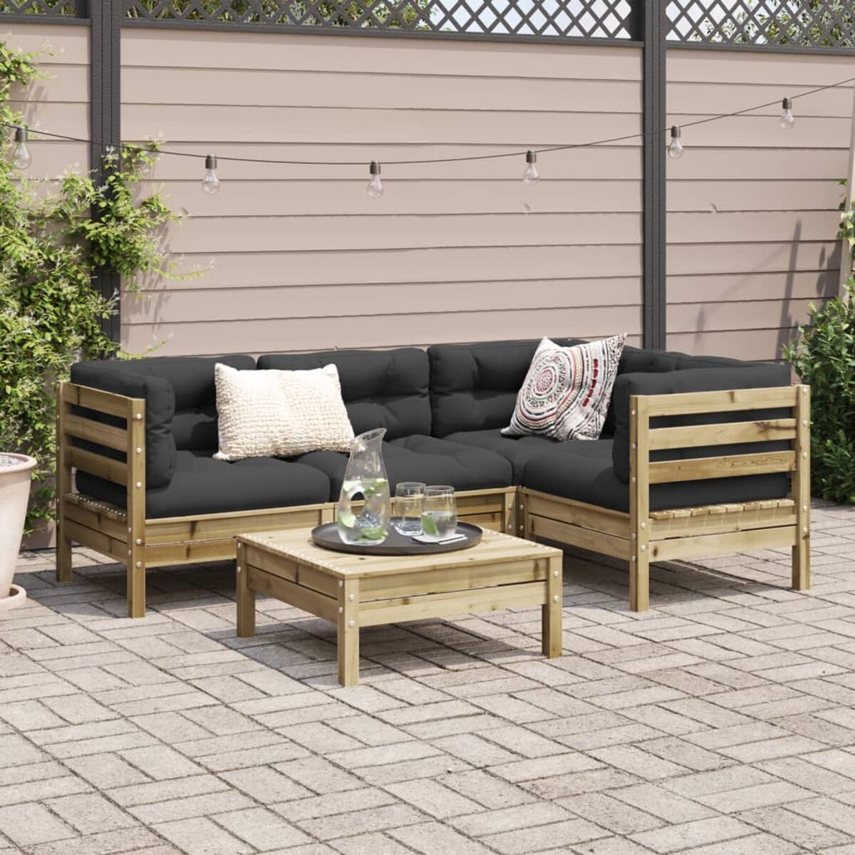 L-förmiges Sofa mit schwarzen Kissen und einem Holztisch. Terrasse, Ziegelboden.