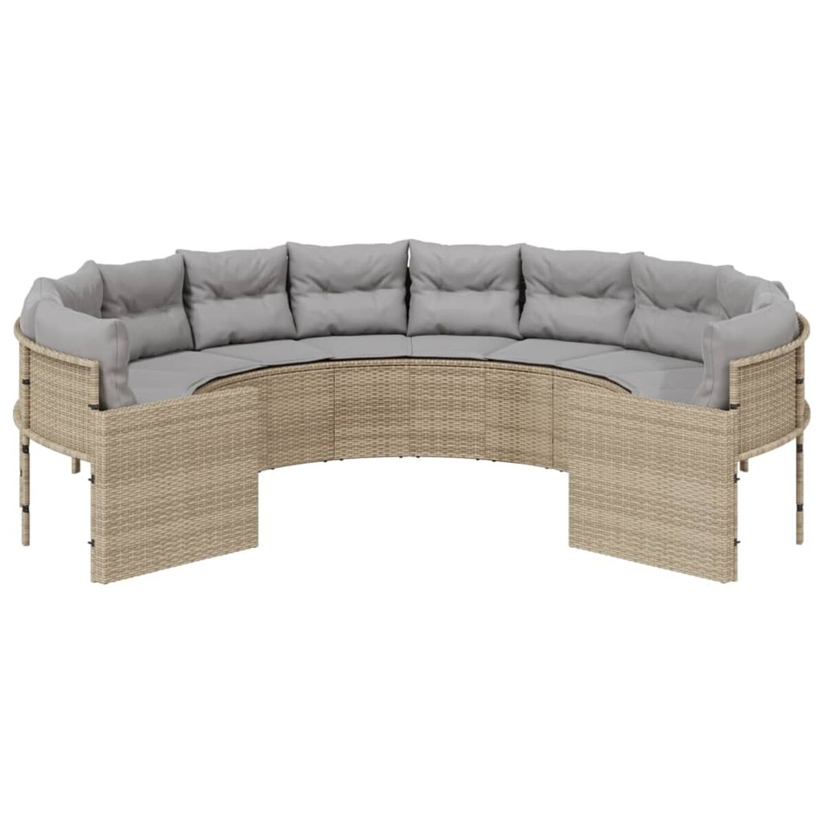 Ein geschwungenes Korbmöbel mit grauen Kissen steht. Das Sofa wird vor weißem Hintergrund gezeigt.