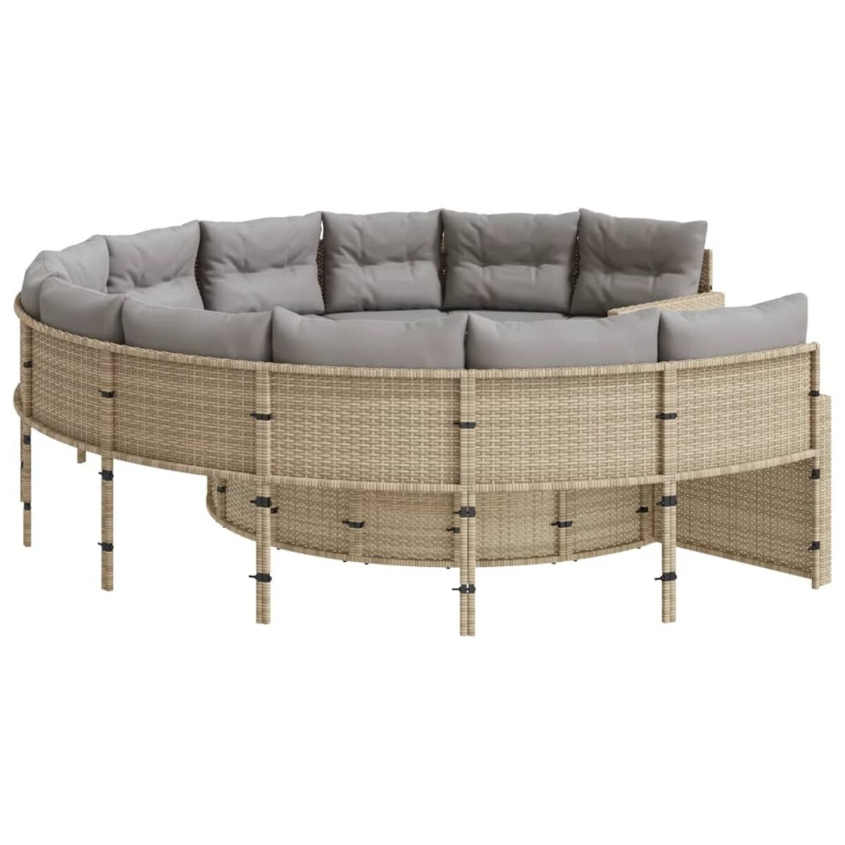 Gebogenes, beiges Outdoor-Sofa aus Korbgeflecht mit grauen Kissen, isoliert auf weißem Hintergrund.