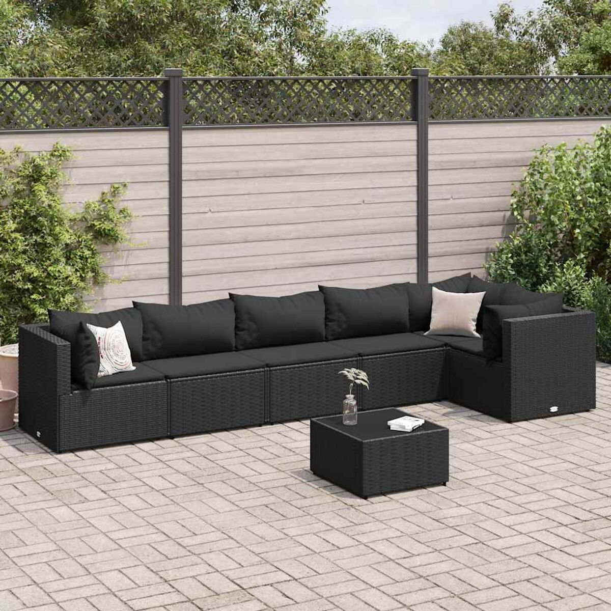 Schwarzes Outdoor-Ecksofa-Set mit Kissen und einem kleinen schwarzen Couchtisch.