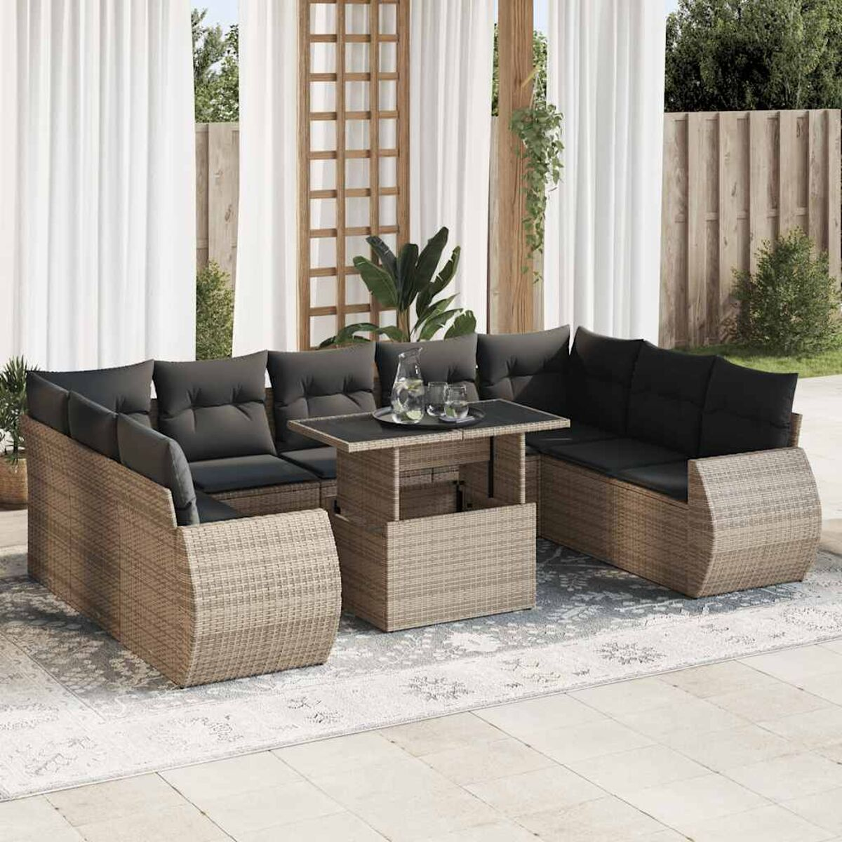 Outdoor-Sofa mit schwarzer Polsterung und einem Tisch mit Hebefunktion auf einem Teppich.