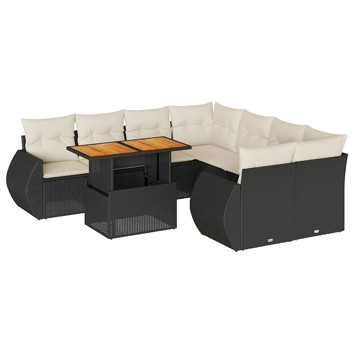 Divano angolare in vimini nero con cuscini color crema e tavolo in legno. Sfondo bianco.