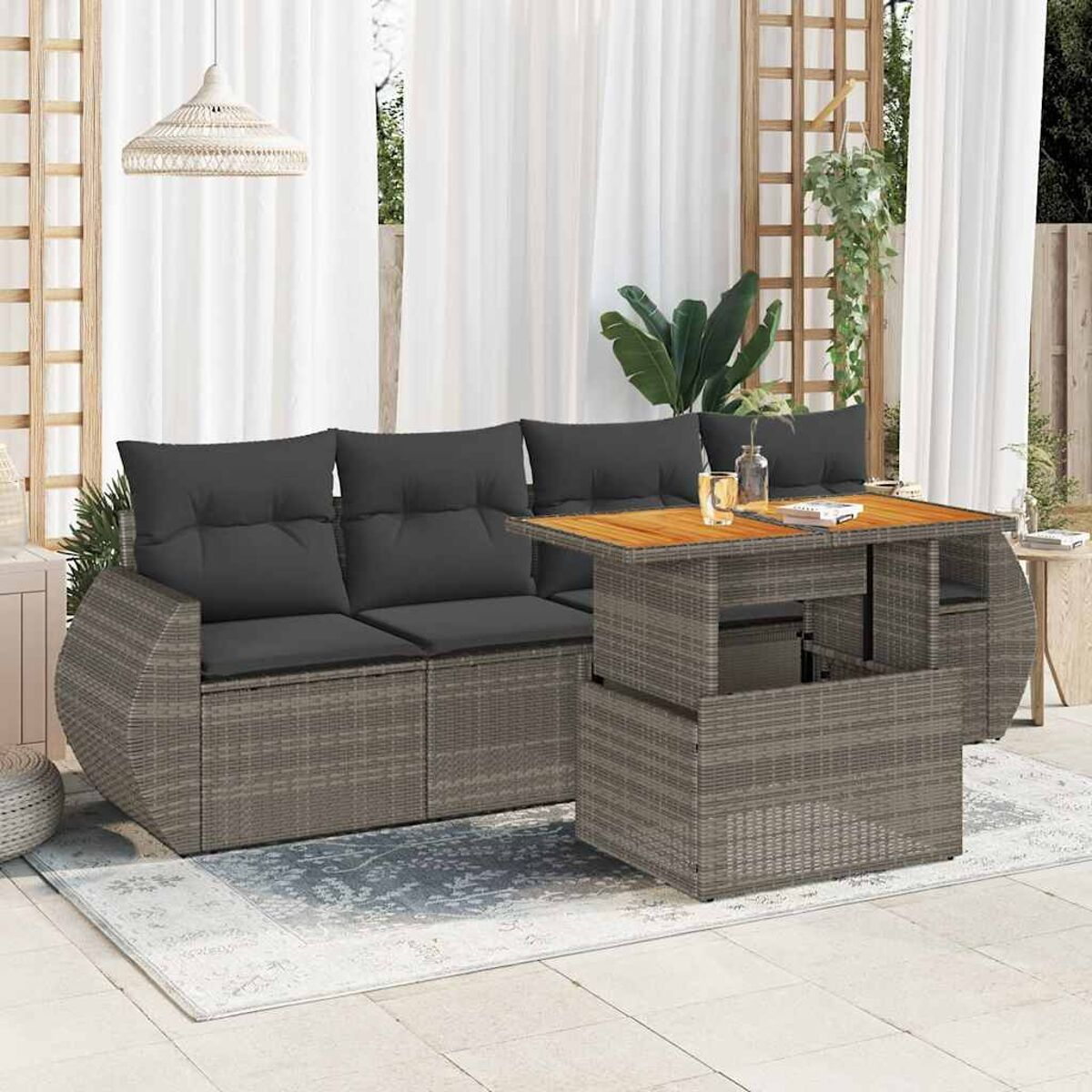 Geflochtenes Sofa und Tischset mit Kissen.