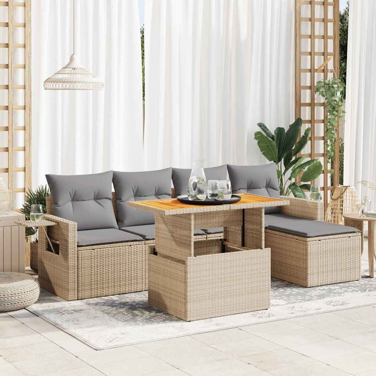 Set divani da esterno con cuscini grigi e tavolo in legno, su un patio grigio chiaro.