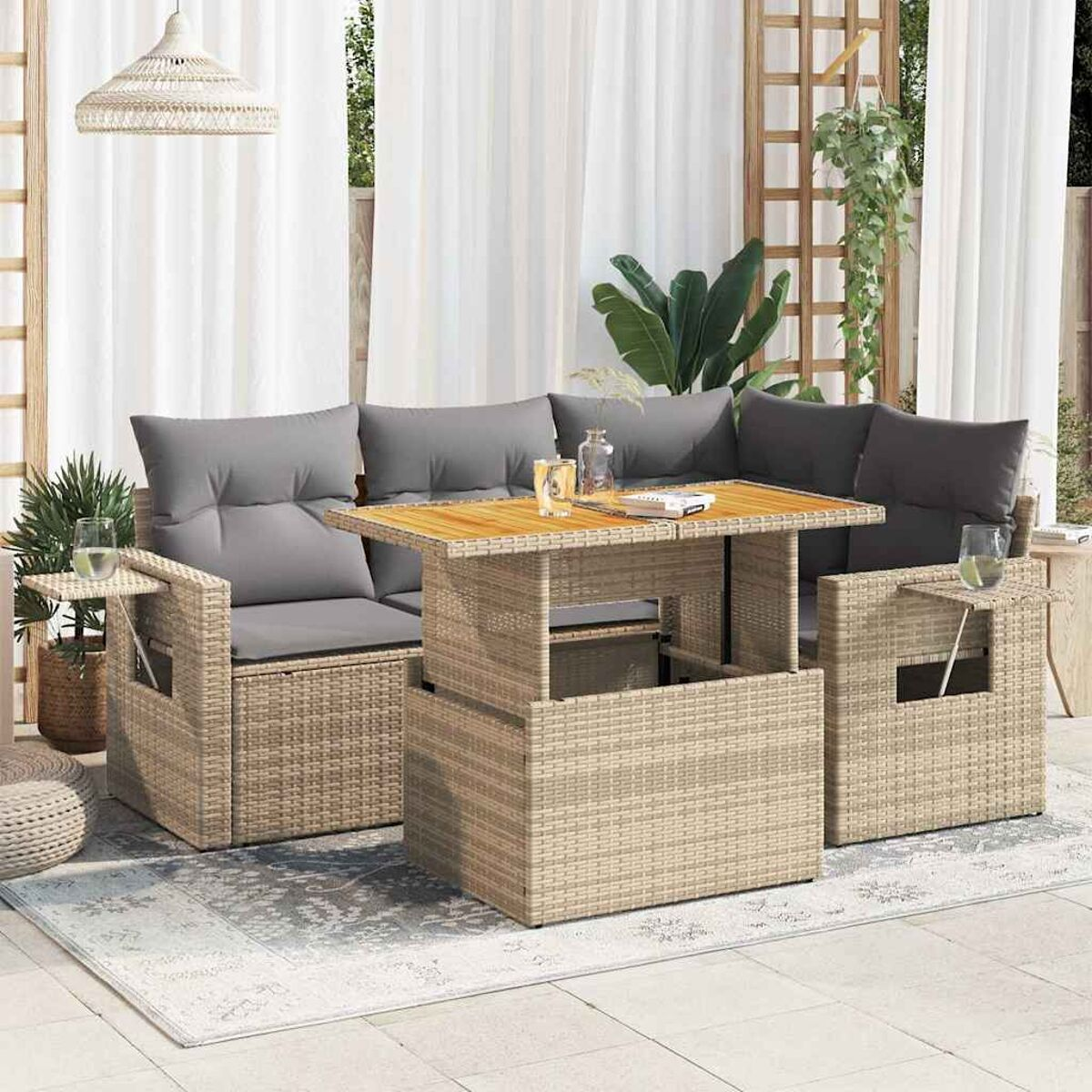 Mobili da patio beige intrecciati con tavolo sollevabile, due sedie e cuscini su tappeto.