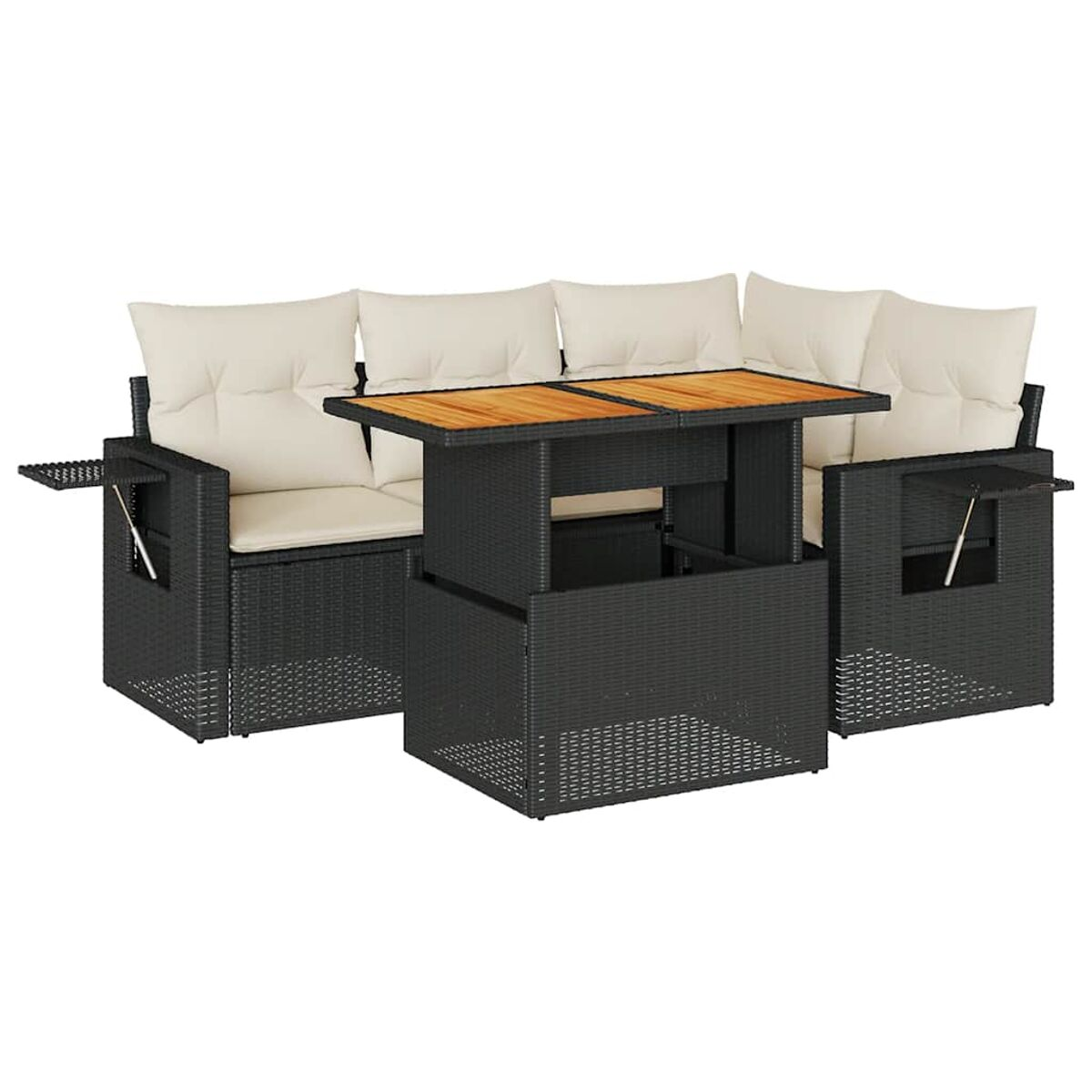 Divano angolare in rattan nero con cuscini beige. Tavolo in legno al centro.
