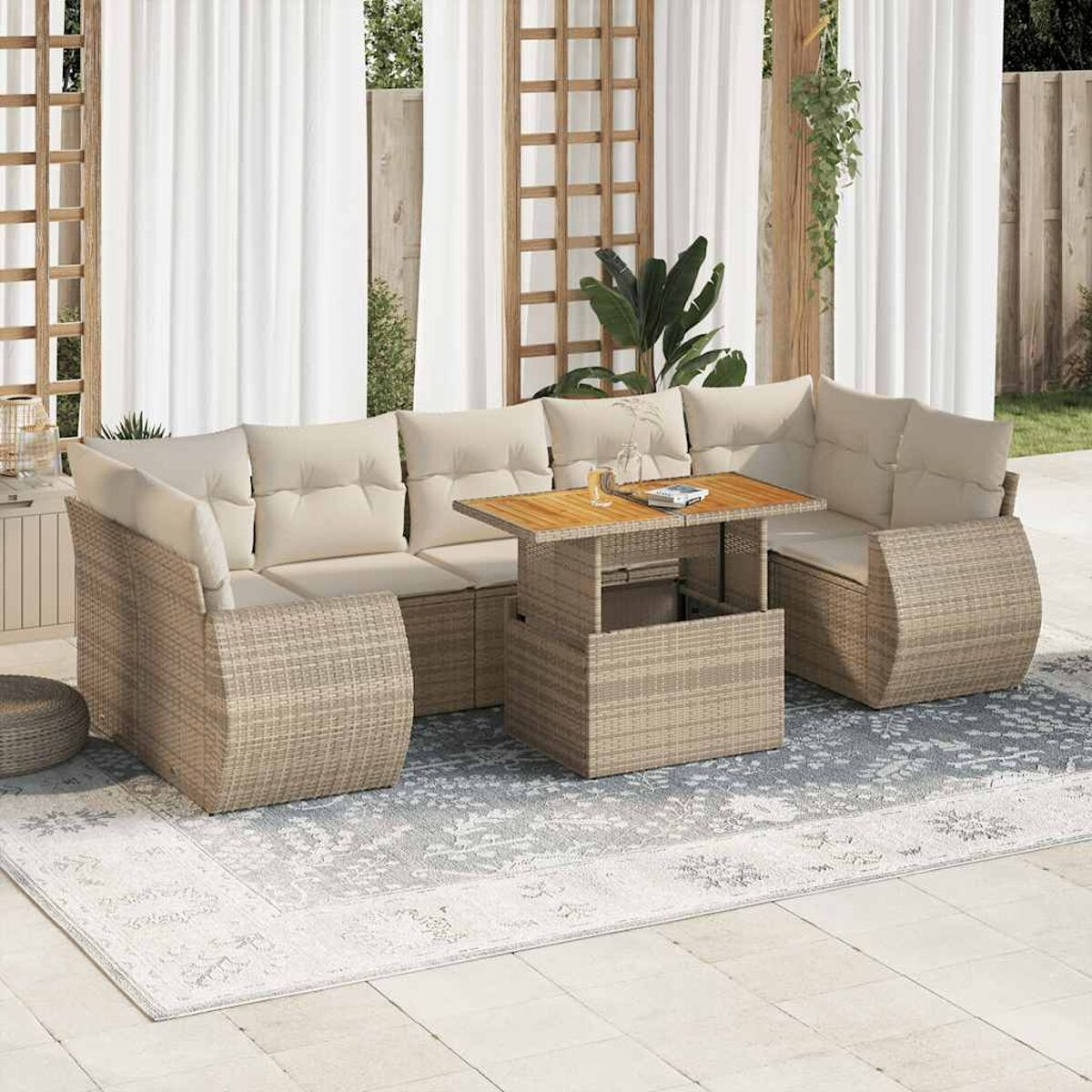 Un set da patio in rattan con cuscini beige e un tavolo in legno al centro. Sfondo bianco.