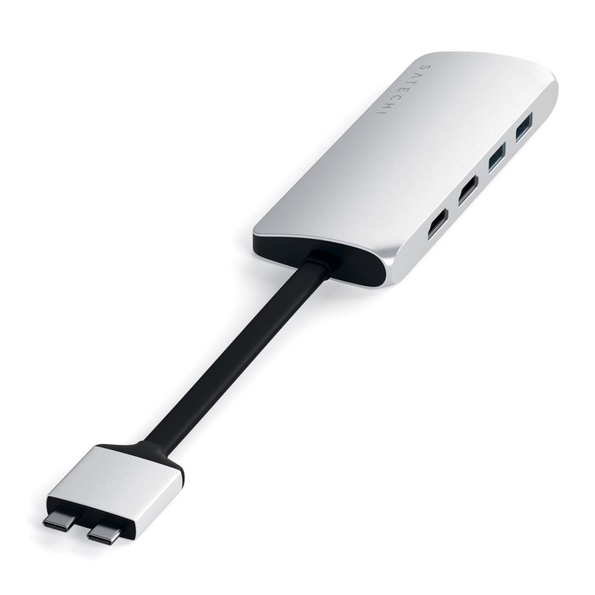 Hub USB-C argentato con più porte. Ha un cavo nero con un connettore USB-C. Sfondo bianco.