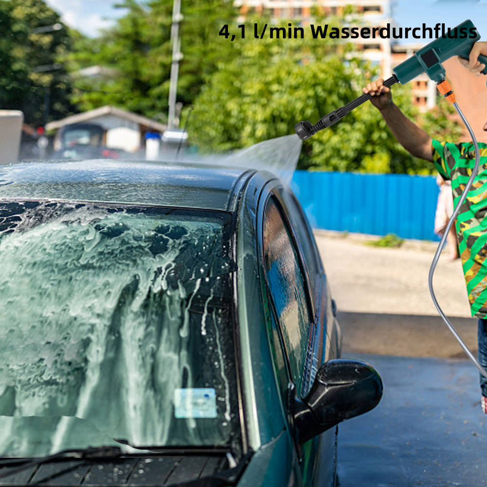 Una persona lavando un coche verde con una hidrolavadora. El agua sale a chorros de la boquilla.