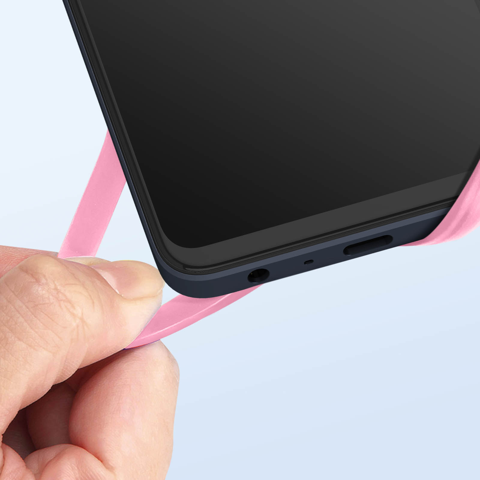 Una persona che tiene una custodia rosa per telefono sopra un telefono. Lo schermo del telefono è nero.