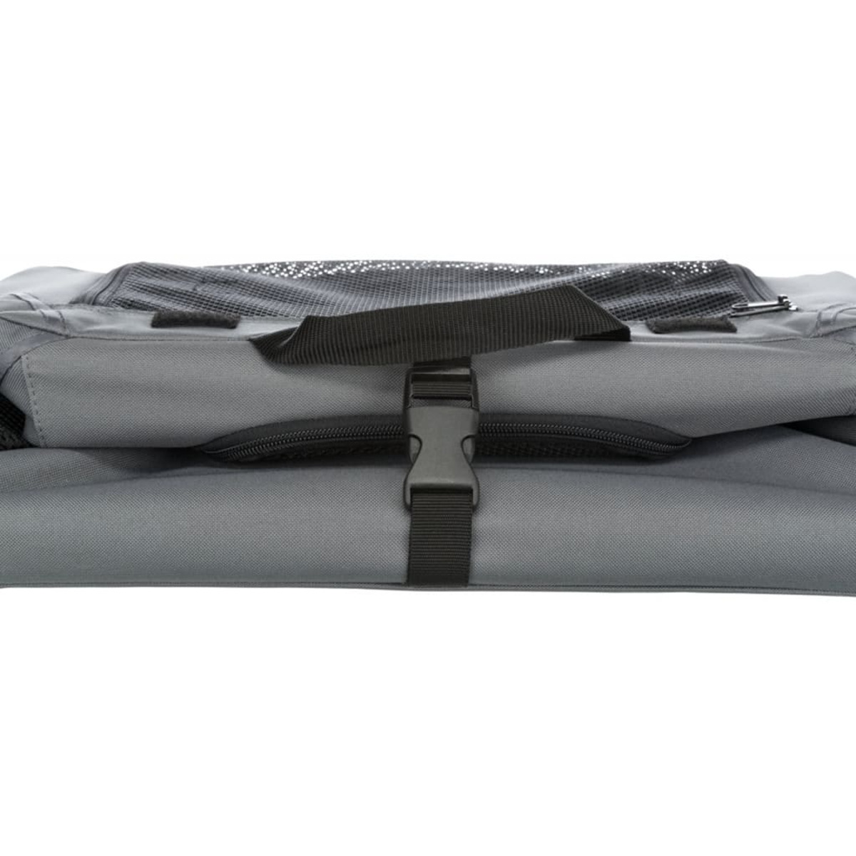 Bolsa gris plegada con hebilla negra y parte superior de malla.