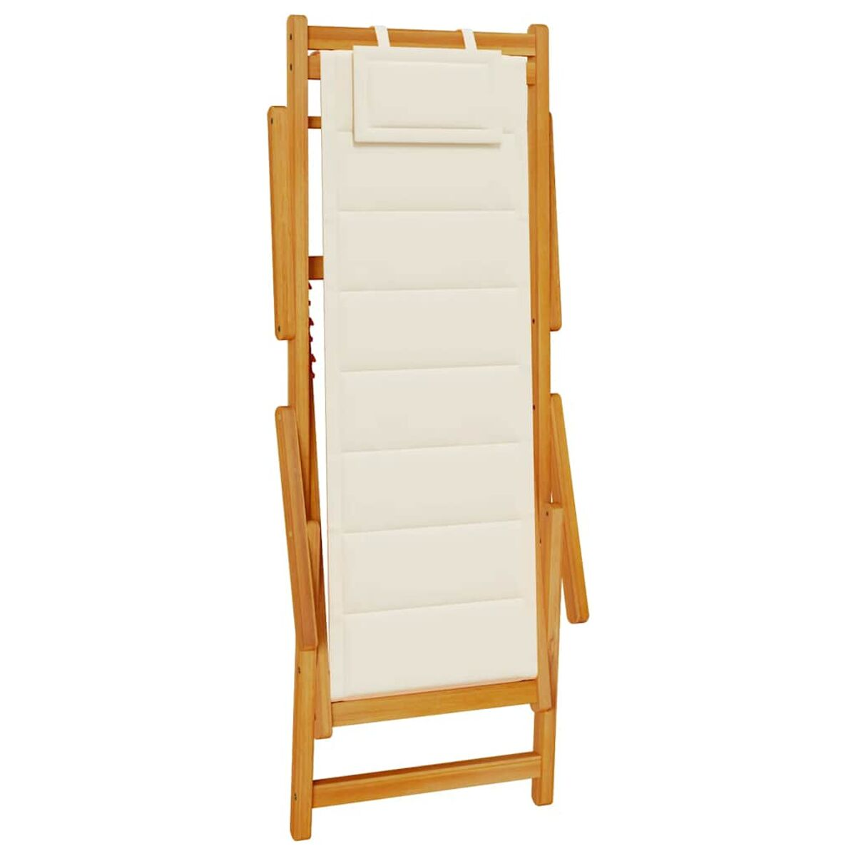 Ein hölzerner, zusammenklappbarer Outdoor-Stuhl mit cremefarbener gepolsterter Oberfläche, zusammengeklappt und stehend.