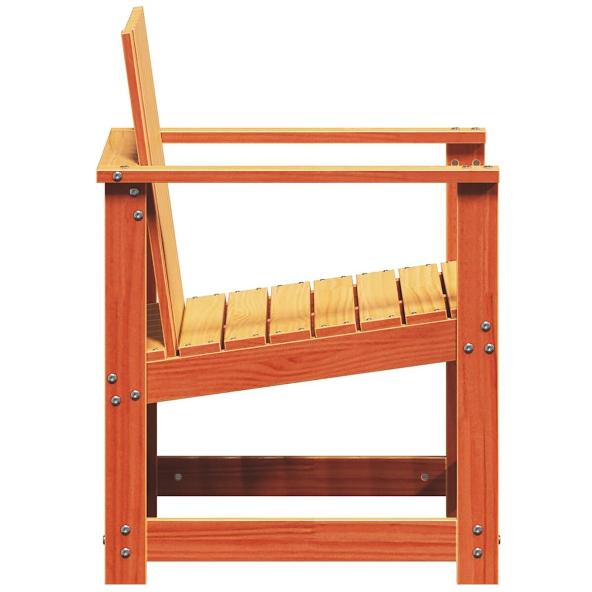 Vista di profilo di una sedia in legno. Macchia arancione, doghe per seduta, braccioli e schienale.