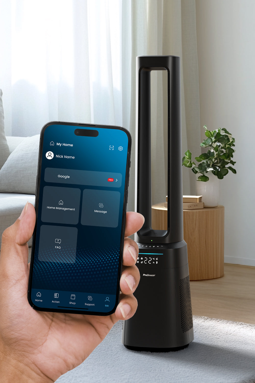 Eine Person hält ein Smartphone mit App-Oberfläche. Ein schwarzer Ventilator im Hintergrund.