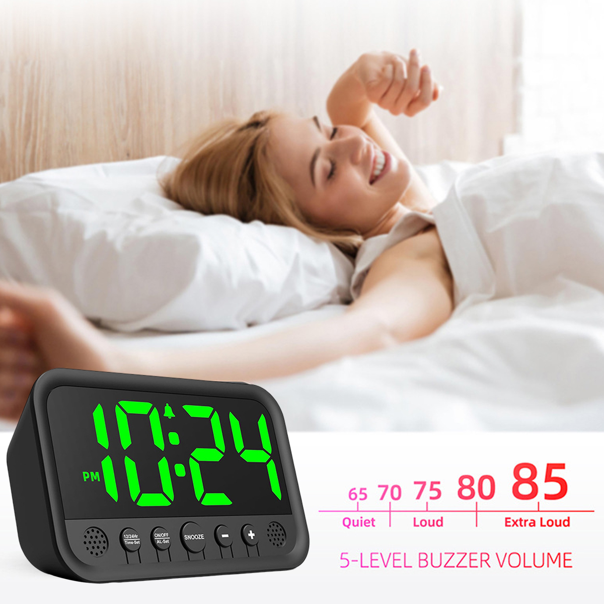 Eine Digitaluhr zeigt 22:24 Uhr. Eine Frau liegt im Bett, lächelt und greift nach oben.