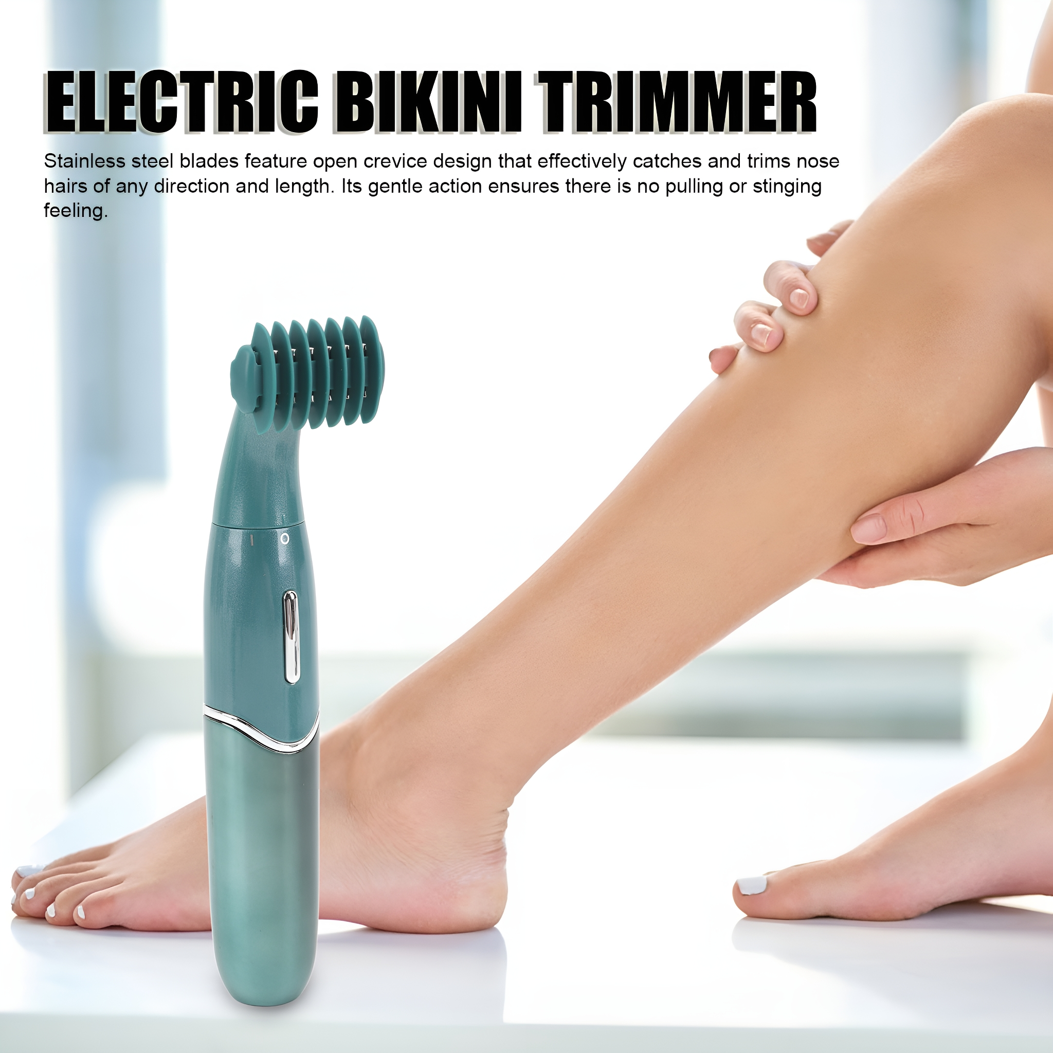 Das Bein einer Frau mit einem elektrischen Bikini-Trimmer. Der Trimmer ist blaugrün, mit einer Edelstahlklinge.
