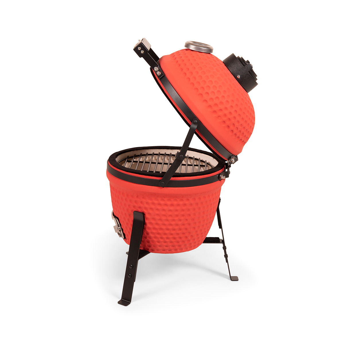 Roter, eiförmiger Grill mit offenem Deckel. Schwarze Beine und Boden. Weißer Hintergrund. Keramik-Innenraum.