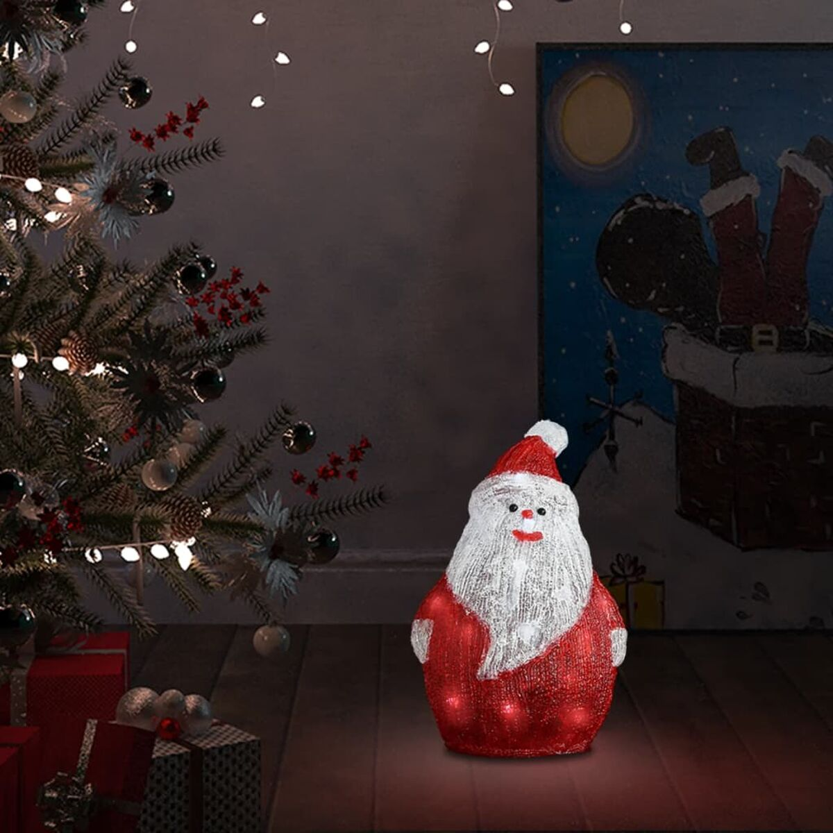 Beleuchtete Weihnachtsmannfigur mit Weihnachtsbaum und Geschenken im Hintergrund.