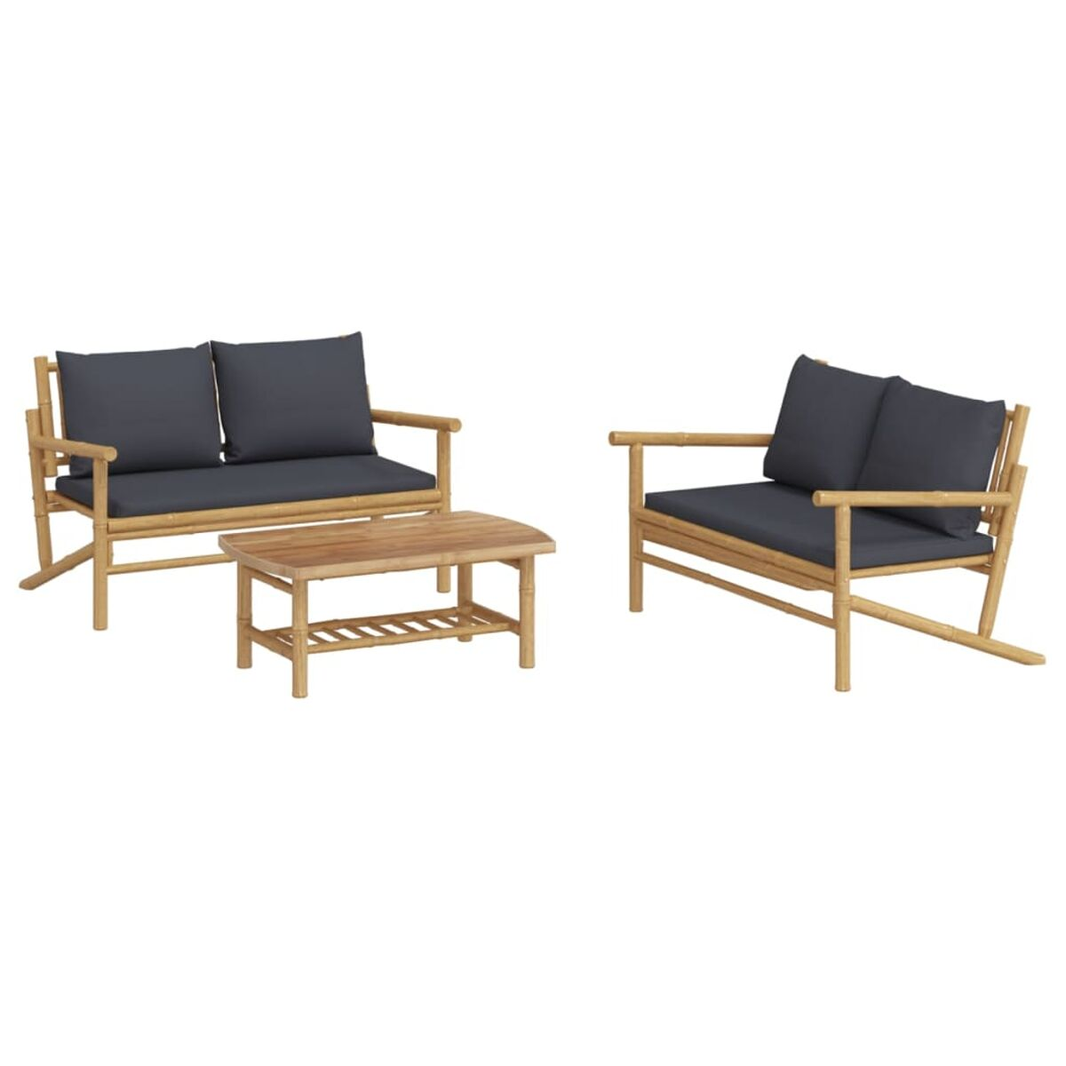 Gartenmöbelset aus Bambus mit zwei Sesseln und einem kleinen Tisch. Dunkelgraue Kissen.