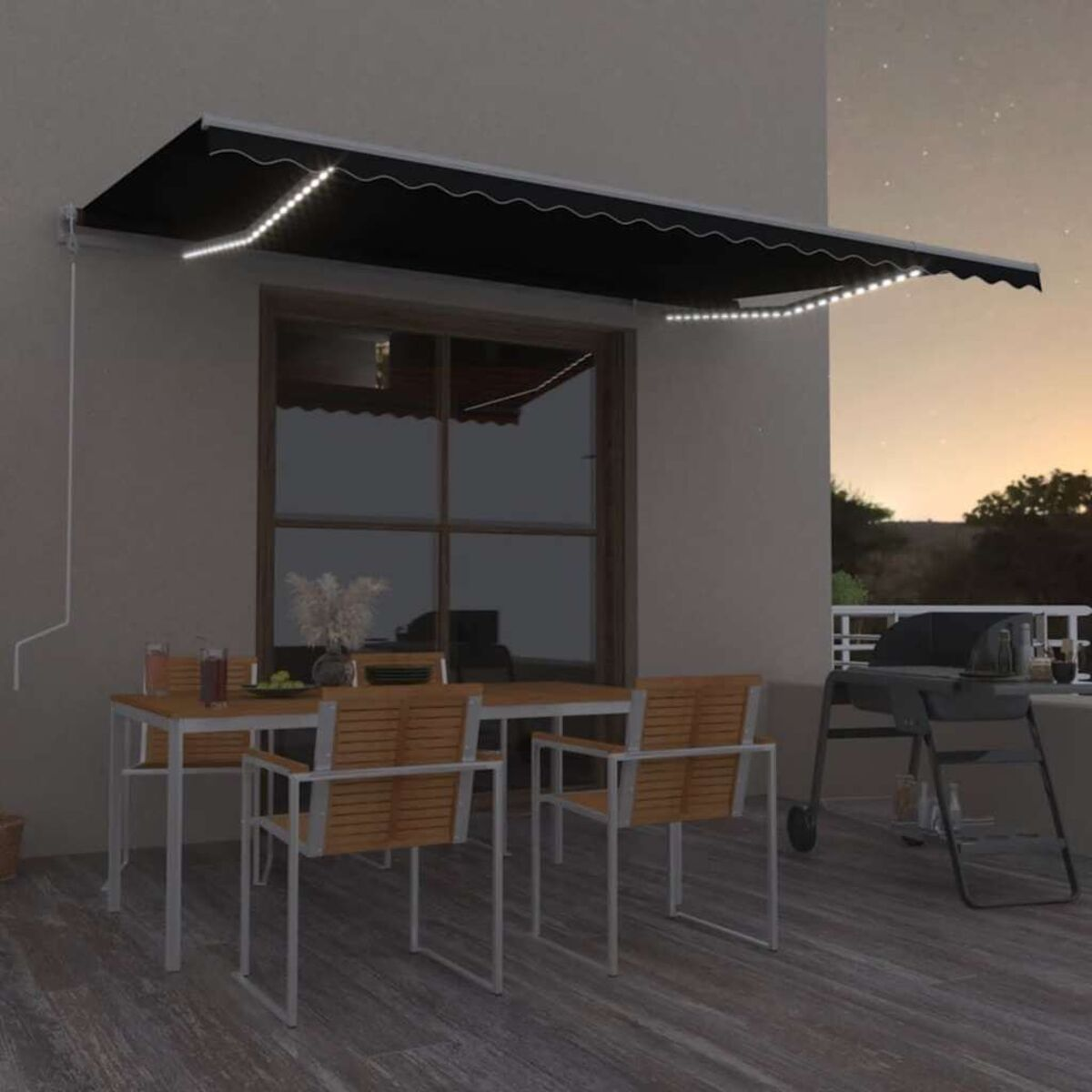 Terrassenszene bei Nacht. Markise, Tisch, Stühle, Grill, Lichter. Neutrale Farben.