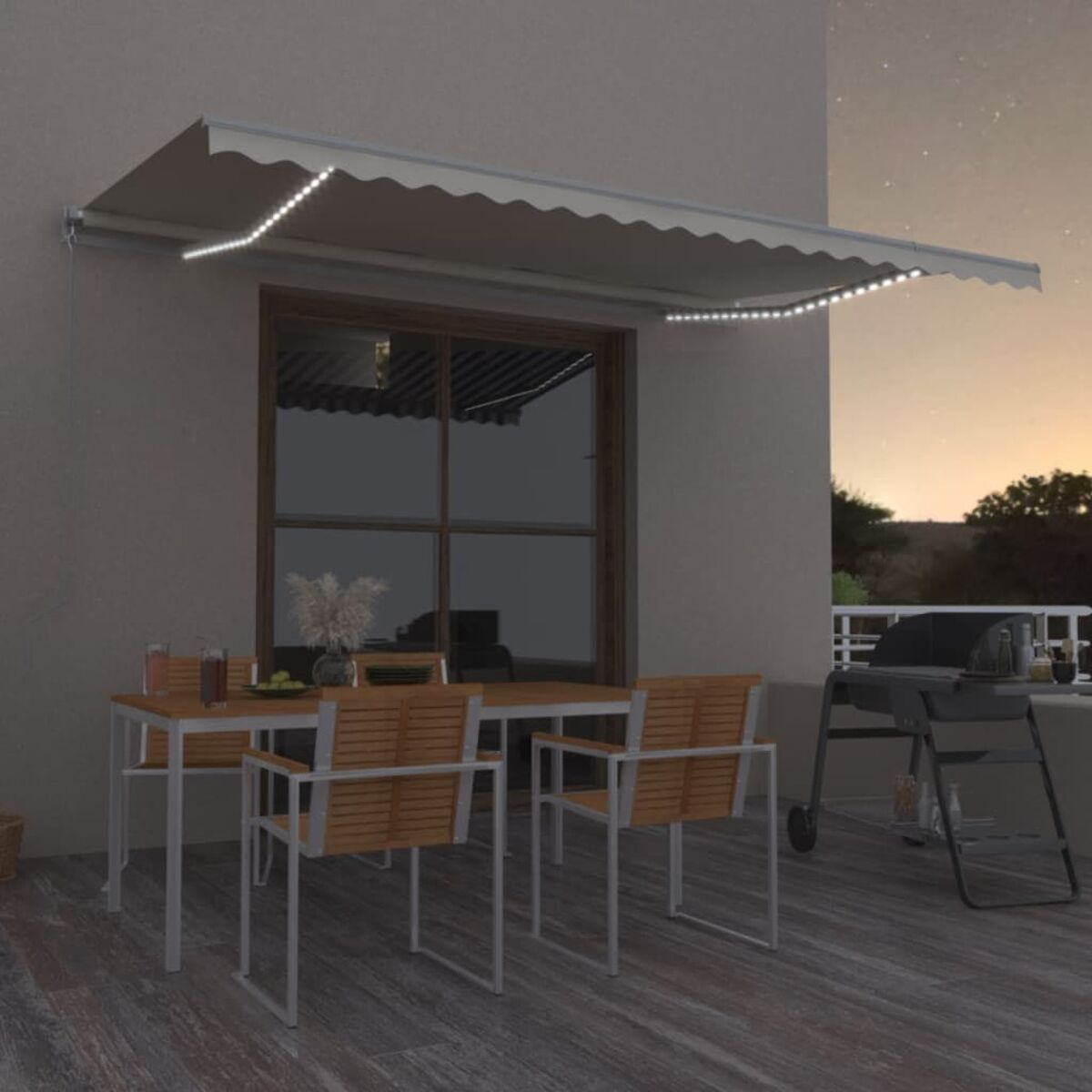 Szene auf der Außenterrasse: Markise mit Lichtern, Tisch, Stühle. Abendliche Umgebung, Grill sichtbar.