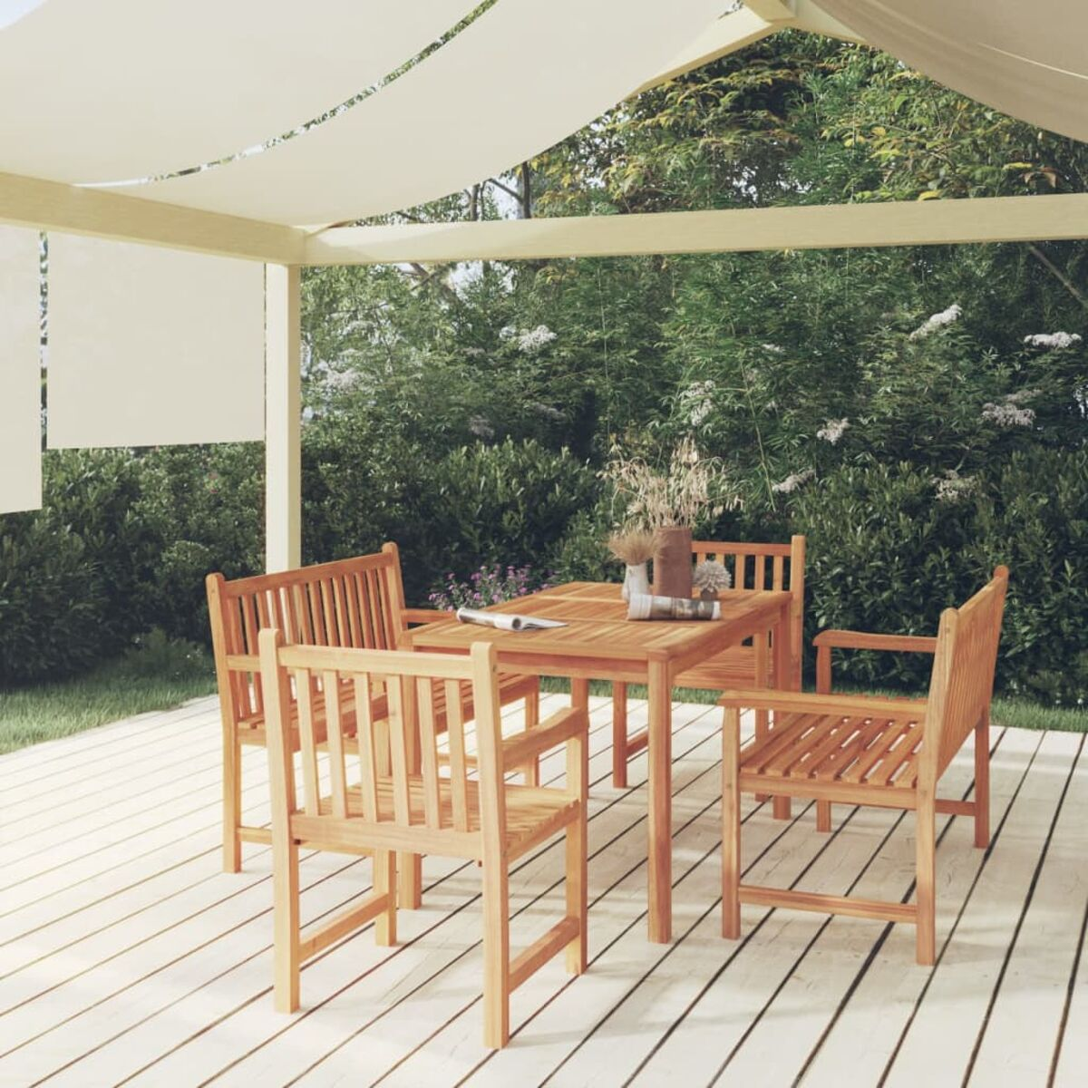 Gartenmöbel-Set mit Tisch und Stühlen. Es ist aus Holz und steht auf einer Holzterrasse unter einem weißen Baldachin.
