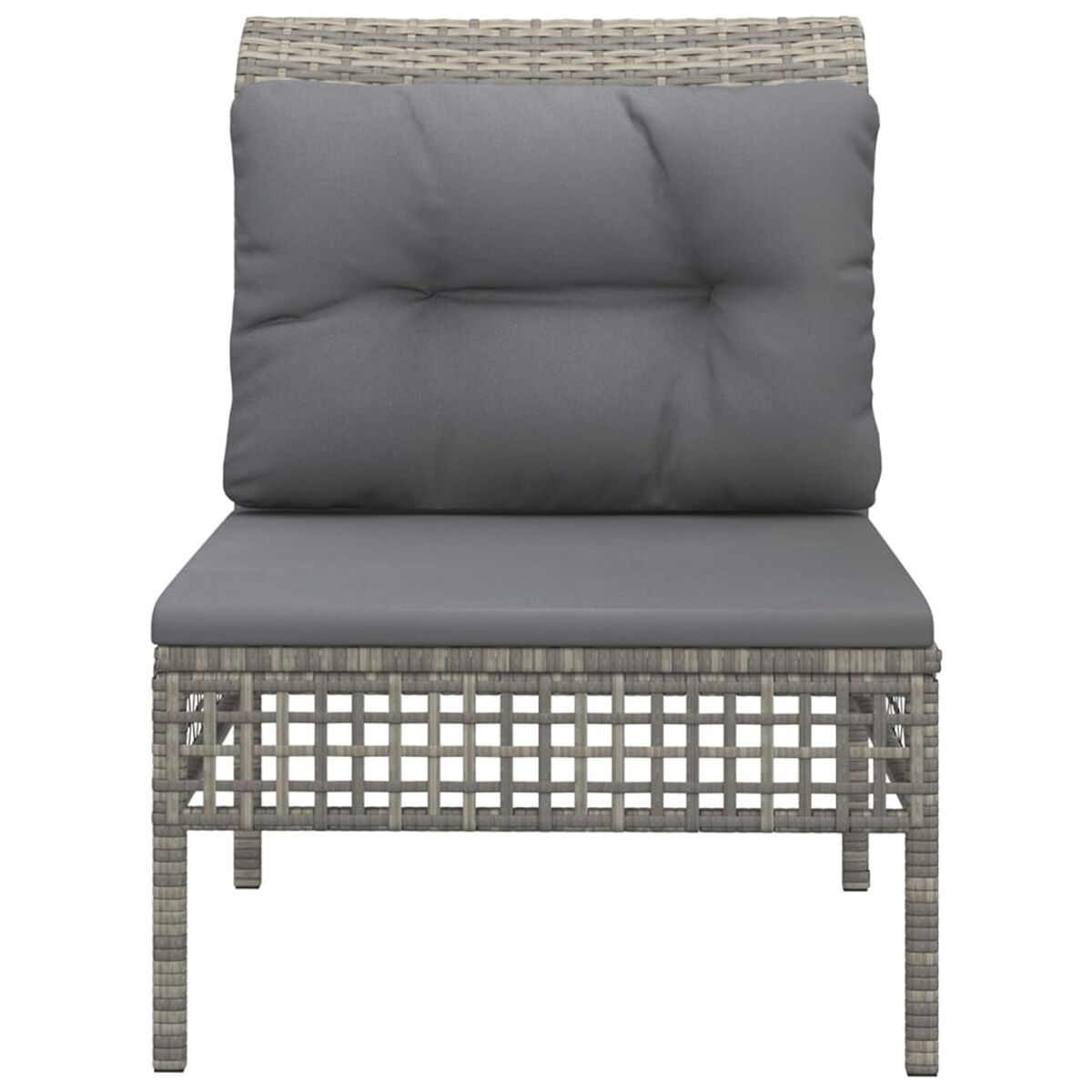 Grauer Rattan-Stuhl mit Kissen. Gewebtes Design, graues Kissen auf Sitz und Rücken. Weißer Hintergrund.