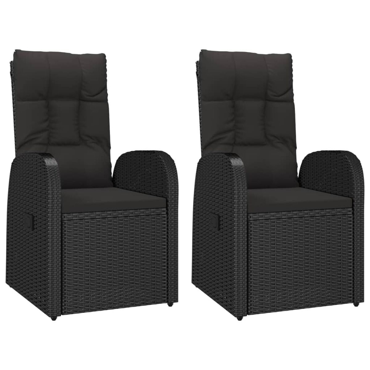 Zwei schwarze Relaxsessel aus Rattan mit schwarzen Kissen.