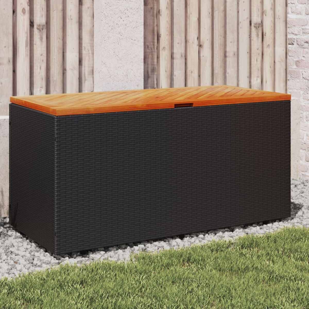 Schwarze Aufbewahrungsbox mit Holzdeckel, auf Kies und Gras platziert.