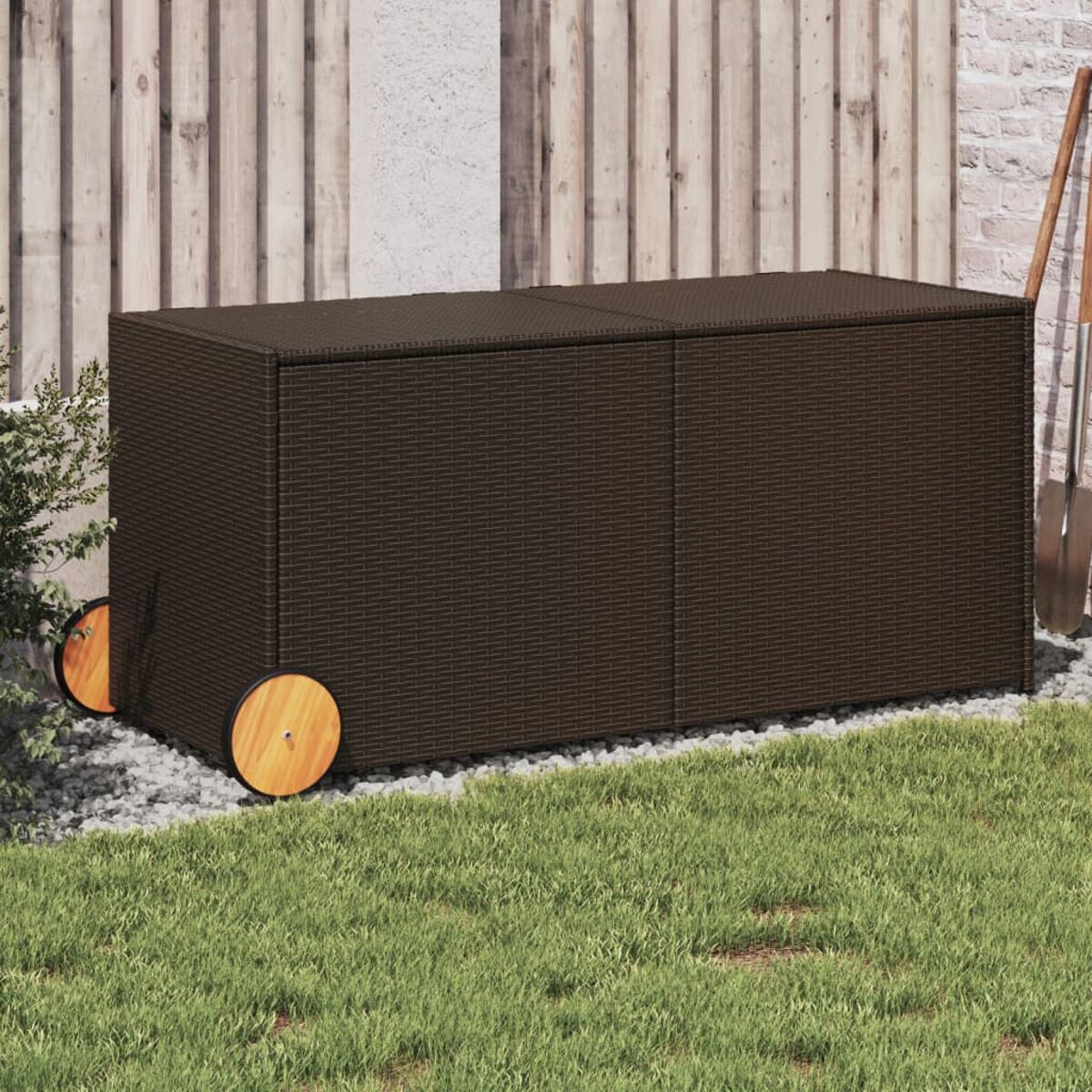 Braune Weidenaufbewahrungsbox auf Rädern. Box ist rechteckig mit zwei Türen. Steht auf grünem Gras.
