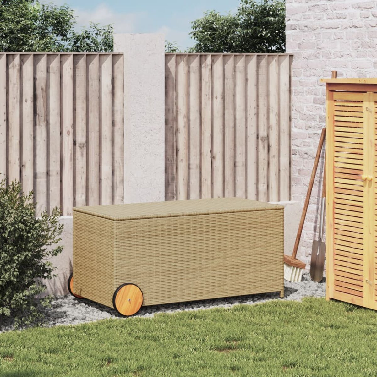 Beige Outdoor-Aufbewahrungsbox aus Weide mit Rädern auf Rasen.