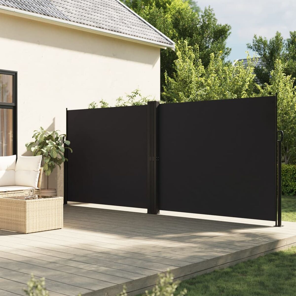 Schwarze Sichtschutzwand mit schwarzem Rahmen. Die Wand ist auf einem Holzdeck in der Nähe eines Hauses installiert.