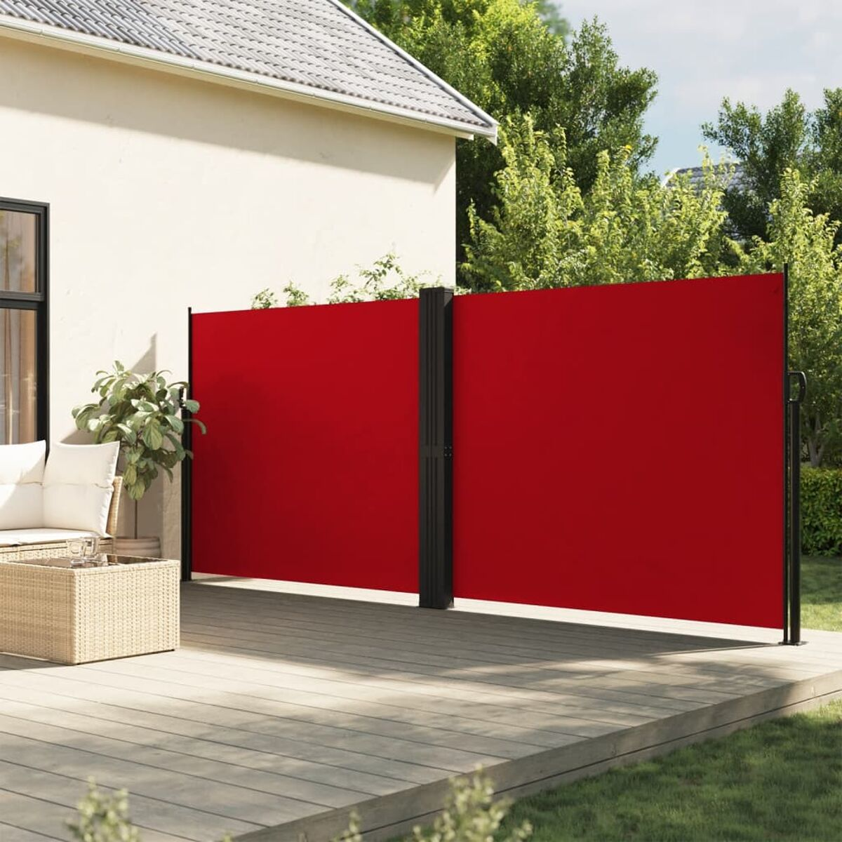 Roter Sichtschutz im Freien, zwei Paneele, schwarzer Rahmen, auf Holzterrasse, in der Nähe eines Hauses.