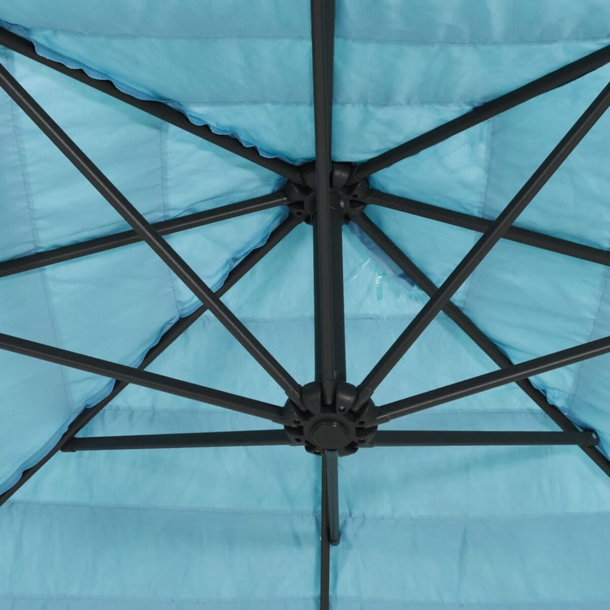 Unterseite eines hellblauen Regenschirms mit schwarzem Rahmen. Das Gestell ist ein Spinnennetz.