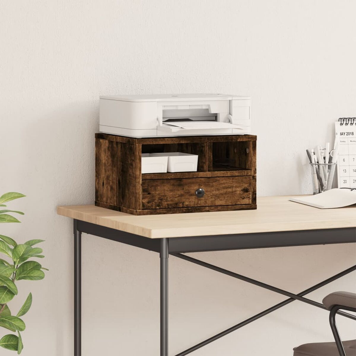 Schreibtisch-Organizer mit Drucker oben. Holzschreibtisch mit Schublade, Ablagen und Drucker.