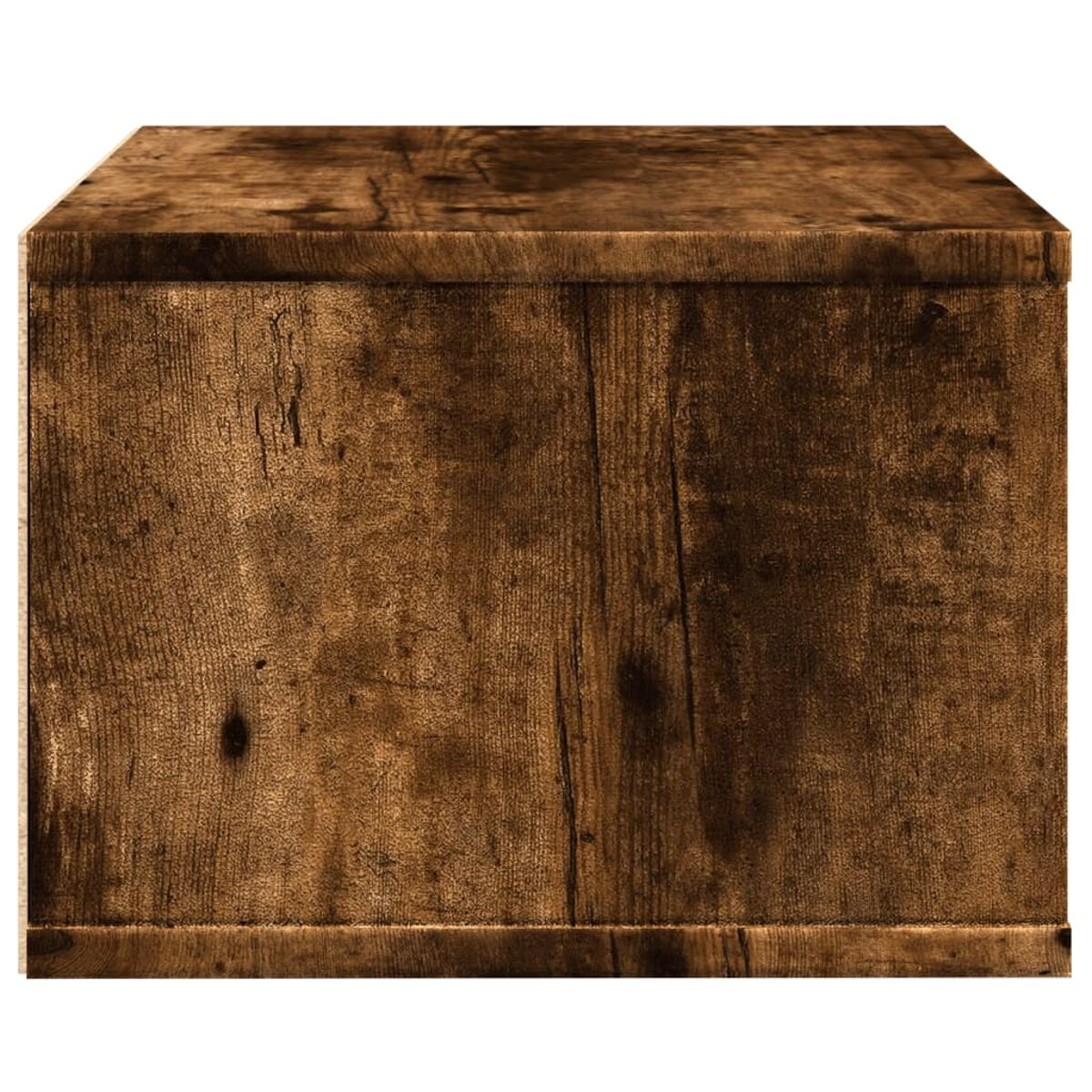Eine Holzkiste mit rauer, strukturierter Oberfläche. Das Holz hat einen warmen, braunen Ton, weißer Hintergrund.