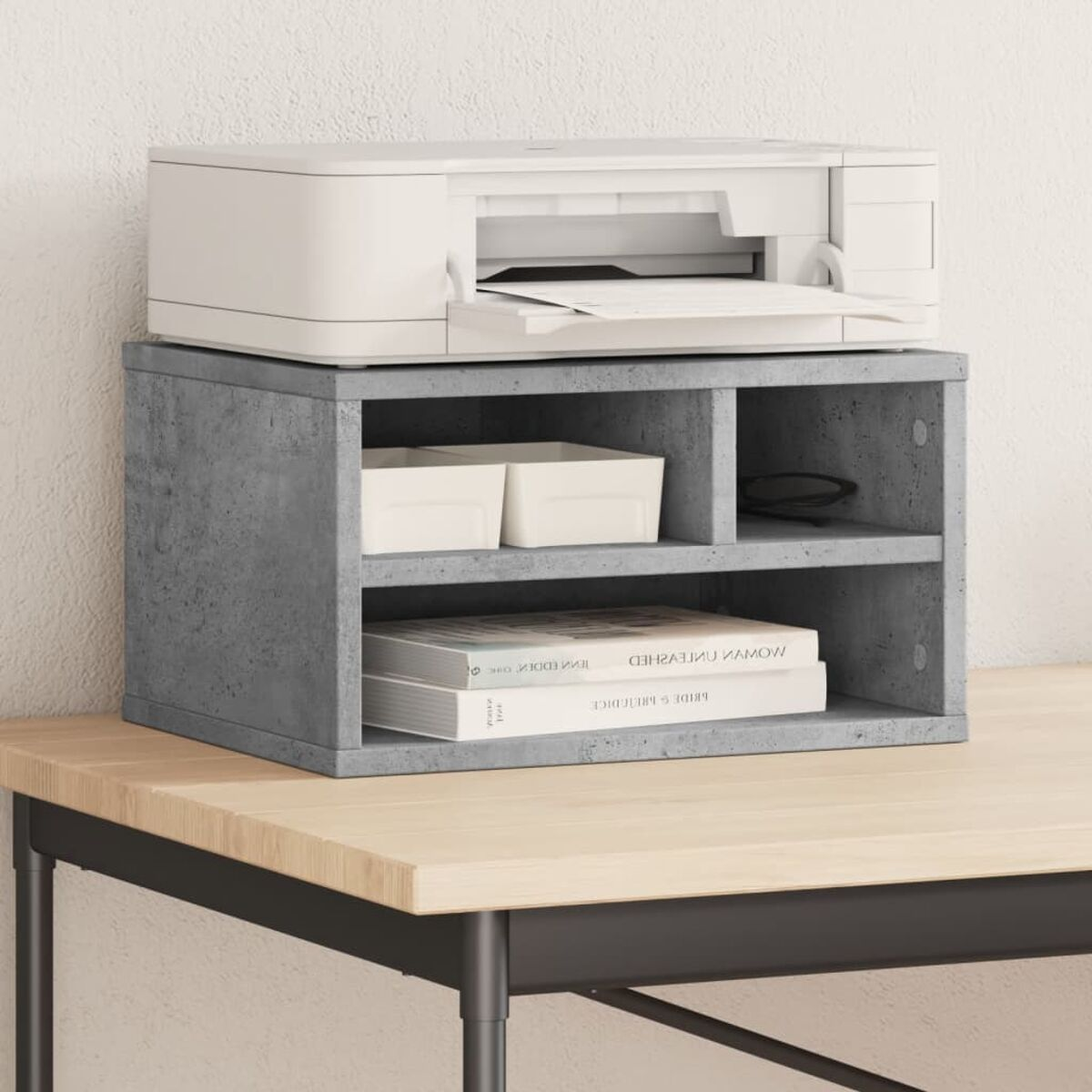 Schreibtisch-Organizer mit Regalen und Drucker oben, auf einem Holzschreibtisch.