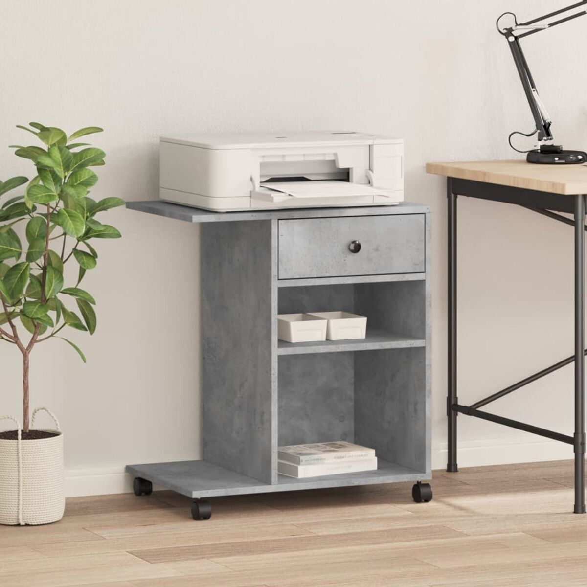 Grauer, rollender Druckerstand mit Drucker, Schublade und Regalen. Pflanze und Schreibtischlampe sind auch sichtbar.