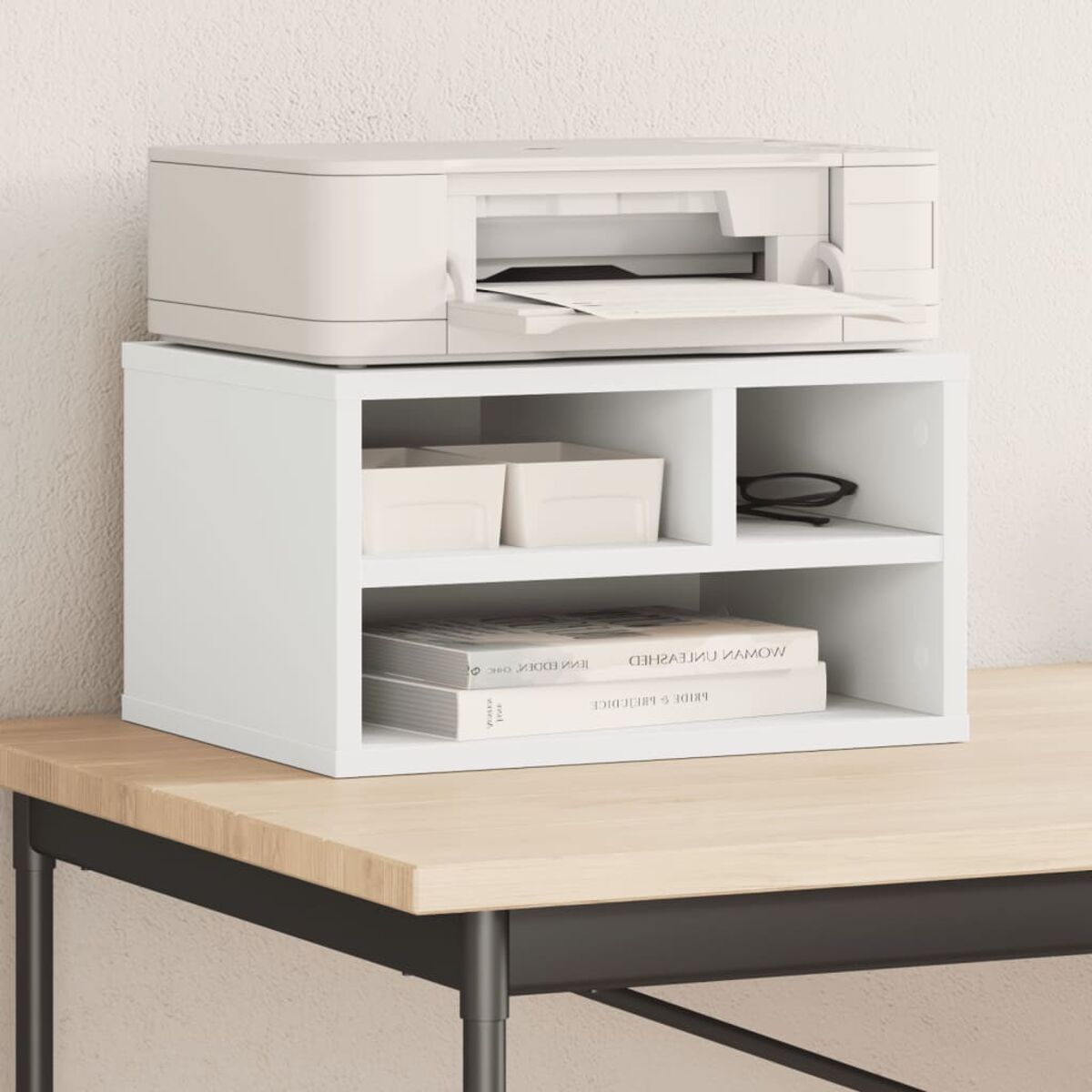Weißer Drucker auf weißem Regal mit Büchern und Behältern auf einem Holztisch.