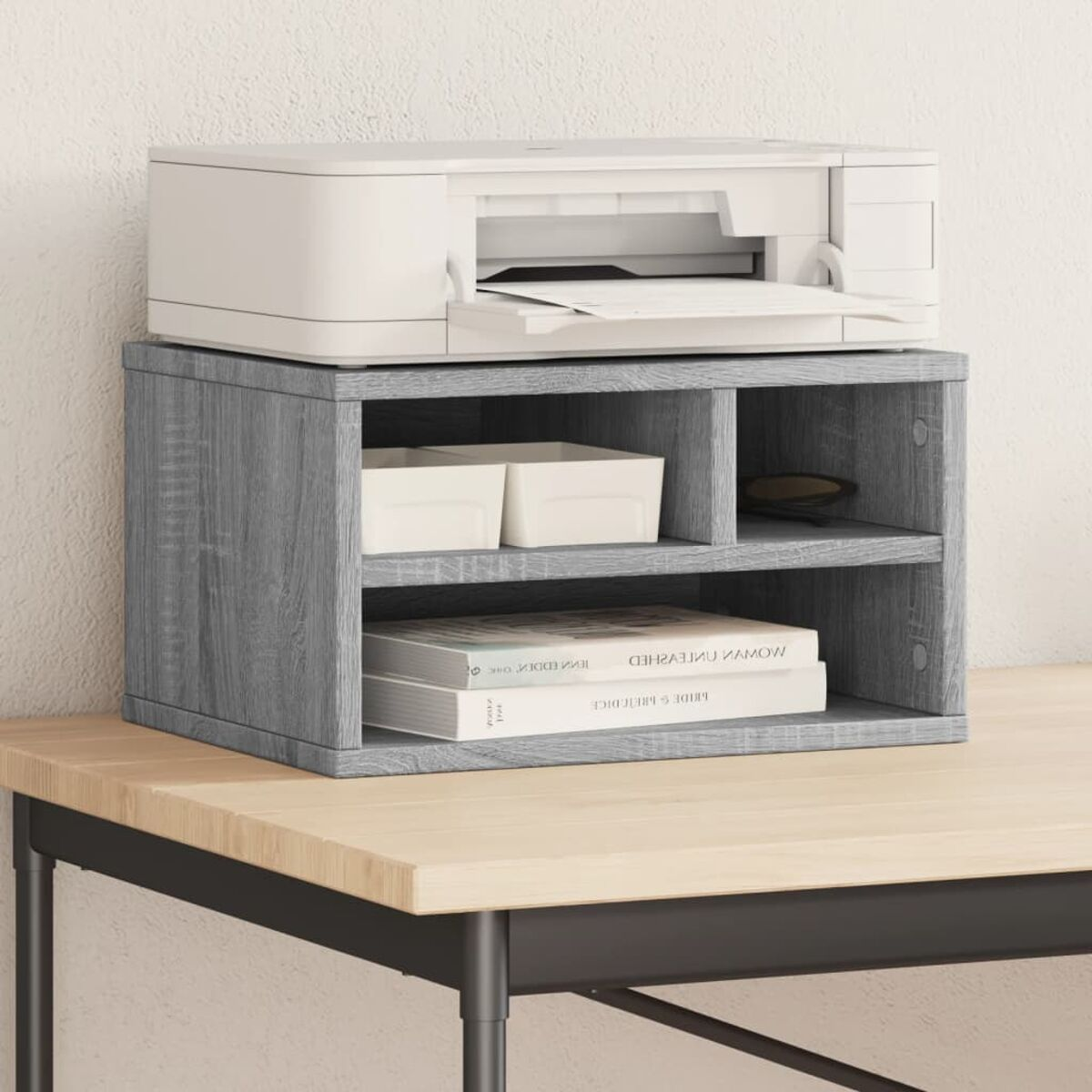 Grauer Schreibtisch-Organizer aus Holz mit weißem Drucker und zwei weißen Boxen. Auf einem Holzschreibtisch platziert.