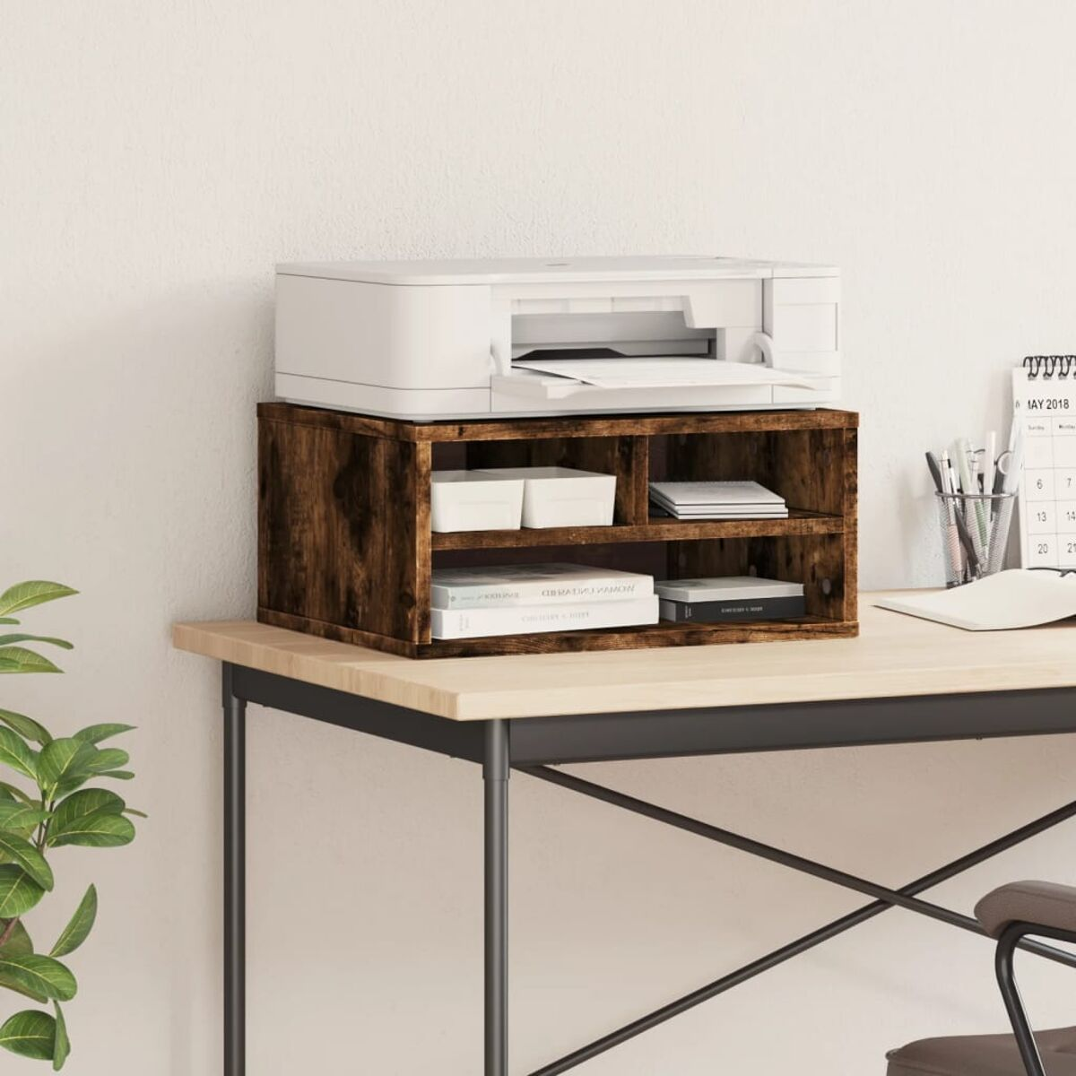 Drucker auf einem Holz-Schreibtisch-Organizer mit Büchern und weißen Behältern auf einem Schreibtisch.
