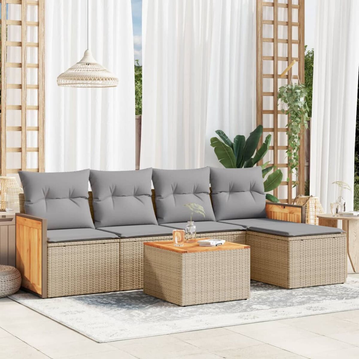 Outdoor-Ecksofa mit grauen Kissen und hellbraunem Korbgeflecht. Vorne steht ein quadratischer Couchtisch.