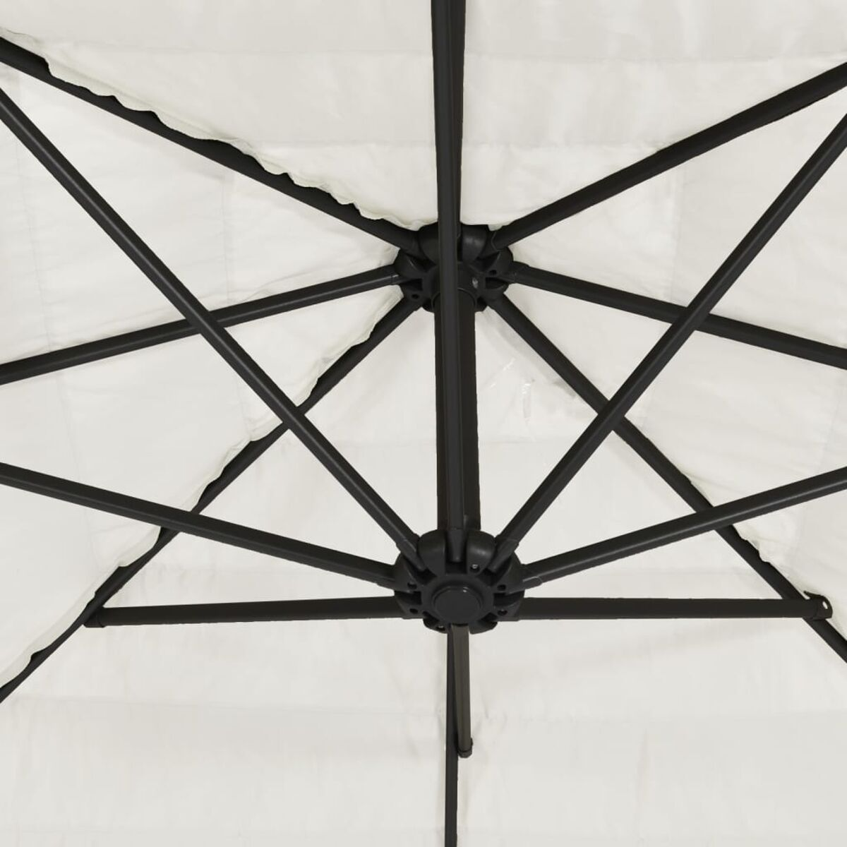 Ansicht von innen eines weißen Outdoor-Pavillons. Schwarzer Metallrahmen, die Dachstruktur ist sichtbar.