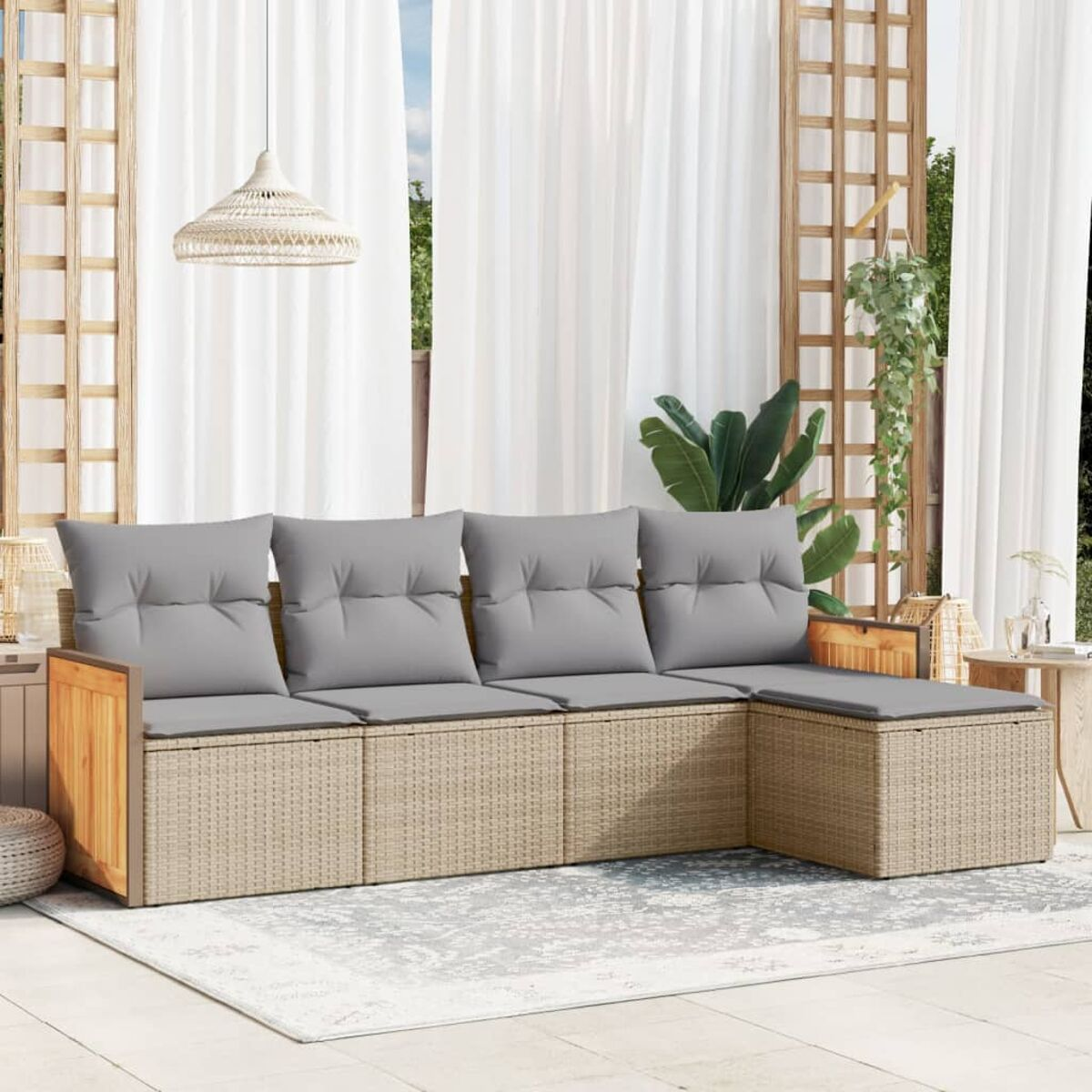 Ein Ecksofa mit grauen Kissen und Holzrahmen. Es steht auf einem Teppich, mit Vorhängen und einer Leuchte.