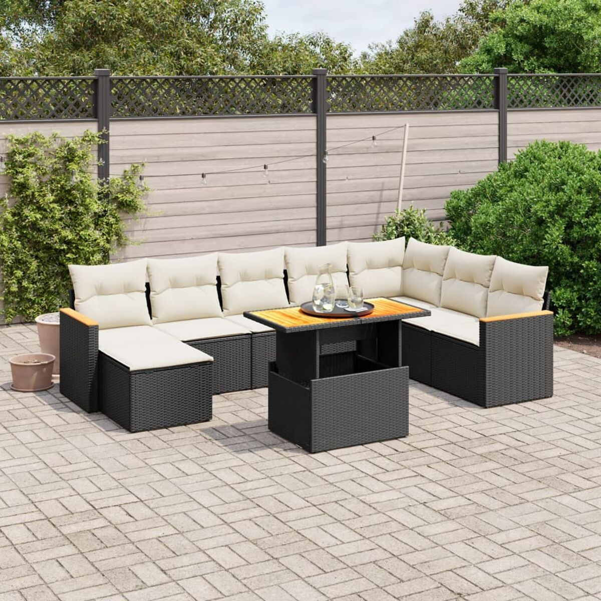 Outdoor-Ecksofa mit beigen Kissen und schwarzem Rahmen. Tisch in der Mitte auf einer Ziegelterrasse.
